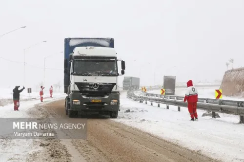 استقرار راهداران در محورهای برف گیر